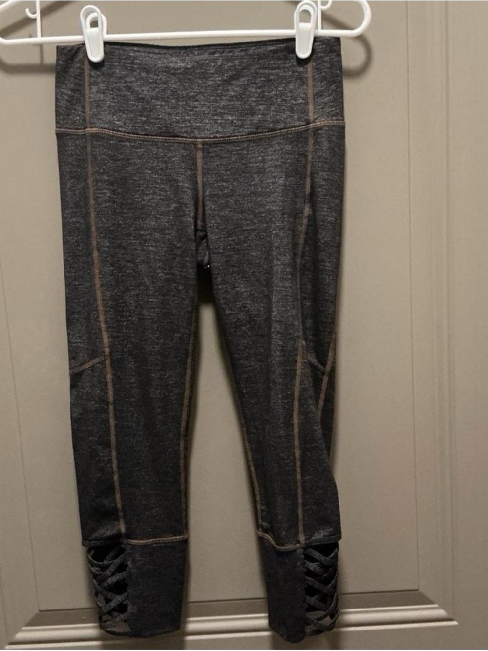 Athleta Mind of Matter Capri Womens Cut Out Hem Leggings Stretch Pull On Size XS